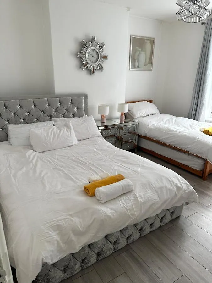 8 Thomas House - Beautiful Spacious Modern Apartment London